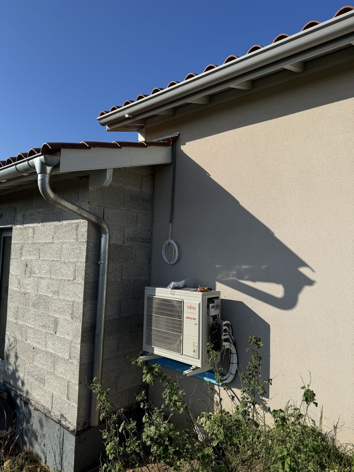 Groupe extérieur de climatisation Atlantic Fujitsu installé sur une façade