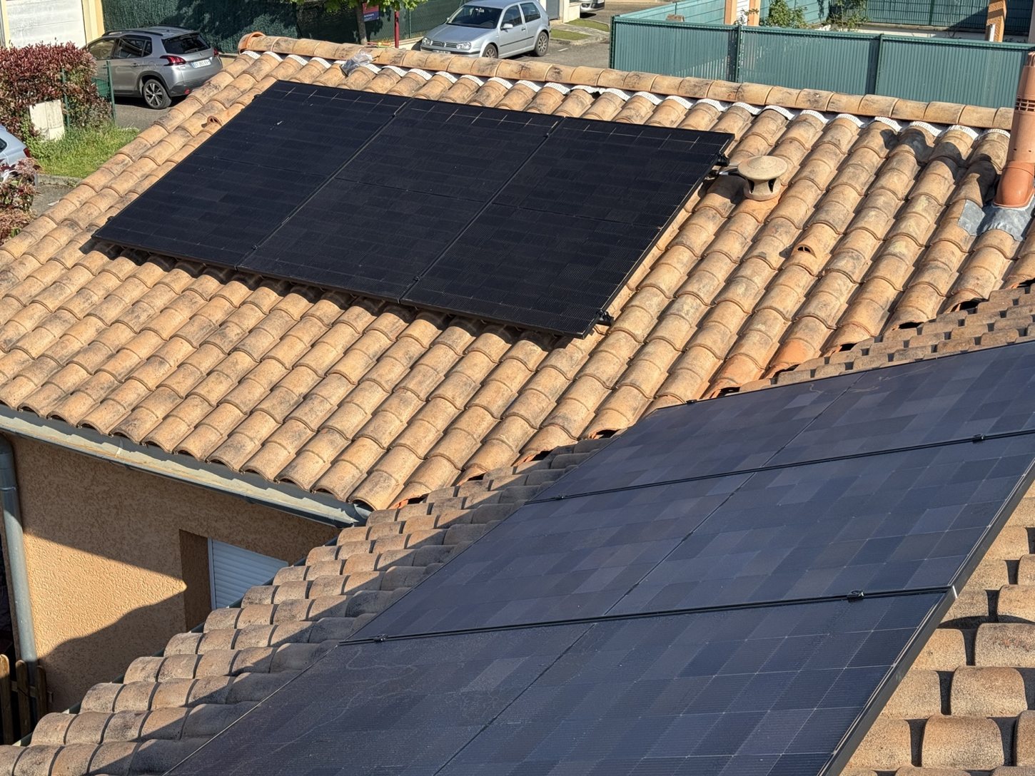 Panneaux photovoltaïques sur deux toitures en tuiles